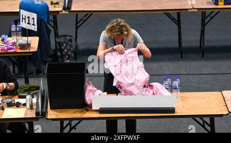 Brighton UK 4 juillet 2024 - les votes postaux arrivent alors que le dépouillement commence au Portslade Sports Centre pour les circonscriptions de Brighton & Hove aux élections générales : crédit Simon Dack / Alamy Live News Banque D'Images