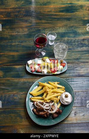 Gyros grecs avec puces et tzaziki Banque D'Images