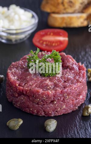 Steak tartare sur ardoise noire Banque D'Images