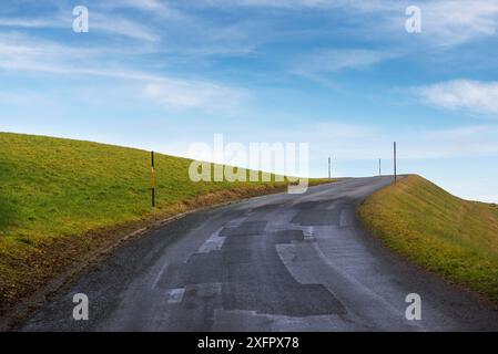 Route de campagne sinueuse dans le burgenland Banque D'Images