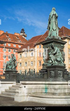La fontaine de l'Archduke Johann et l'hôtel de ville de Graz se trouvent sur la place principale du centre-ville Banque D'Images