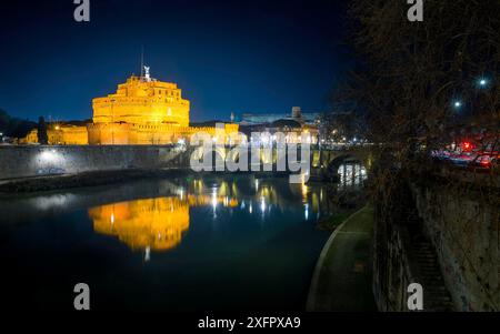 Pont Sant'Angelo et basilique Saint-Ange Pierre la nuit à Rome, Italie Banque D'Images