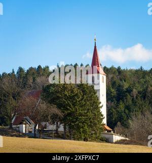Église historique avec mur environnant à Ofenbach Basse-Autriche Banque D'Images