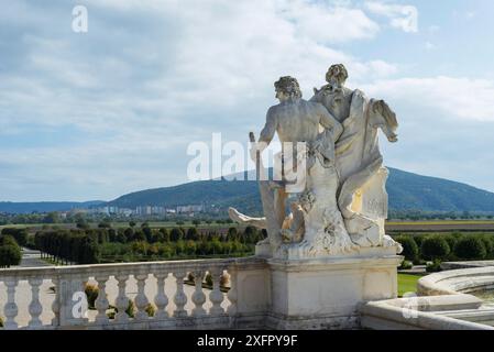 Statue dans les jardins du Schloss Hof à Vienne, Autriche Banque D'Images