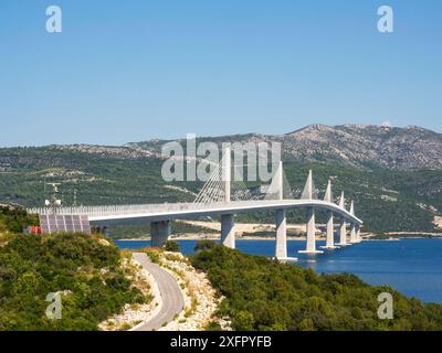 Pont de Peljesac, Croatie. Image du beau pont moderne à haubans multiples Peljesac sur la mer dans le comté de Dubrovnik-Neretva Banque D'Images