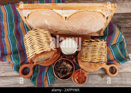 Gros plan magique en nid d'abeilles, récolte de miel, cueillette de miel. Nid d'abeille biologique (miel turc de Karakovan). Nid d'abeilles bio en pot avec trempette au miel o Banque D'Images