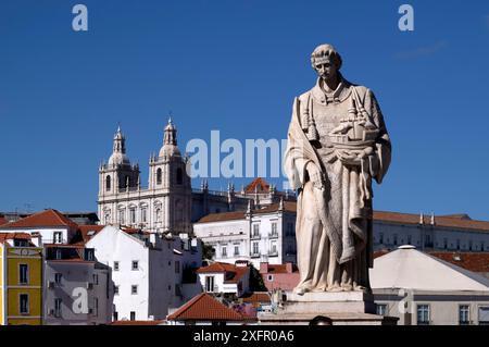 Vue du point de vue Miradouro de Santa Luzia, statue de Sao Vicente, église Igreja de Santo Estevao, vue sur la ville, Alfama, Lisbonne, Portugal Banque D'Images