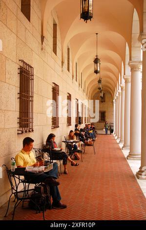 Un petit café pour les clients de la bibliothèque publique de Boston Banque D'Images