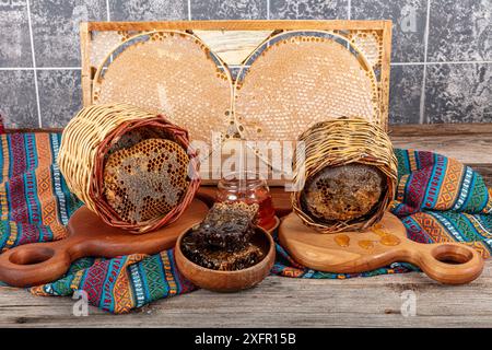 Gros plan magique en nid d'abeilles, récolte de miel, cueillette de miel. Nid d'abeille biologique (miel turc de Karakovan). Nid d'abeilles bio en pot avec trempette au miel o Banque D'Images