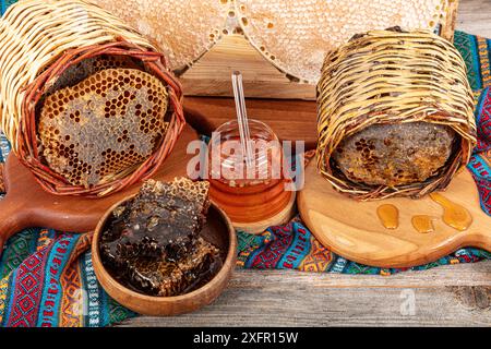 Gros plan magique en nid d'abeilles, récolte de miel, cueillette de miel. Nid d'abeille biologique (miel turc de Karakovan). Nid d'abeilles bio en pot avec trempette au miel o Banque D'Images