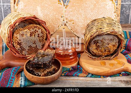 Gros plan magique en nid d'abeilles, récolte de miel, cueillette de miel. Nid d'abeille biologique (miel turc de Karakovan). Nid d'abeilles bio en pot avec trempette au miel o Banque D'Images