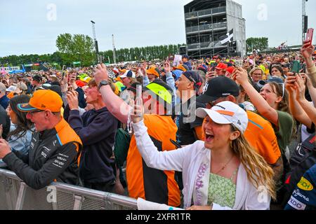 Towcester, Royaume-Uni. 04 juillet 2024. Un public enthousiaste à la soirée de lancement du jeudi soir lors du Grand Prix de Grande-Bretagne de formule 1 Qatar Airways à Silverstone, Towcester, Northamptonshire, Royaume-Uni. Crédit : LFP/Alamy Live News Banque D'Images