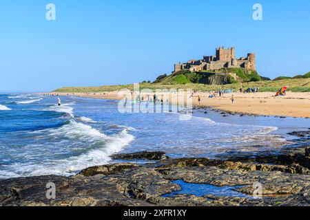 Le légendaire château de Bamburgh vu de la plage sur la côte nord-est de l'Angleterre, près du village de Bamburgh dans le Northumberland, un bâtiment classé Grade I Banque D'Images