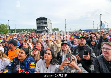 Towcester, Royaume-Uni. 04 juillet 2024. Un public enthousiaste à la soirée de lancement du jeudi soir lors du Grand Prix de Grande-Bretagne de formule 1 Qatar Airways à Silverstone, Towcester, Northamptonshire, Royaume-Uni. Crédit : LFP/Alamy Live News Banque D'Images