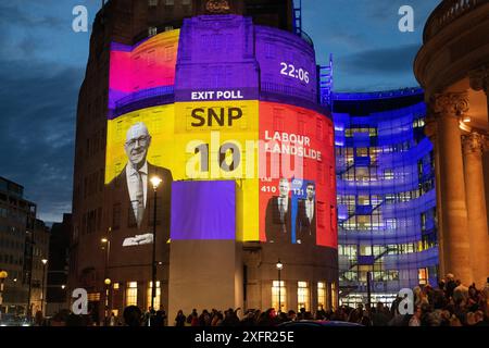 Londres, Royaume-Uni. 4 juillet 2024. Les sondages de sortie prédisant le résultat final des élections générales britanniques de 2024 sont projetés sur BBC Broadcasting House à Portland place après la fin du scrutin à 22 heures. Le sondage prévoit une large majorité de députés à la Chambre des communes pour le parti travailliste dirigé par Sir Keir Starmer. Crédit : Ron Fassbender/Alamy Live News Banque D'Images