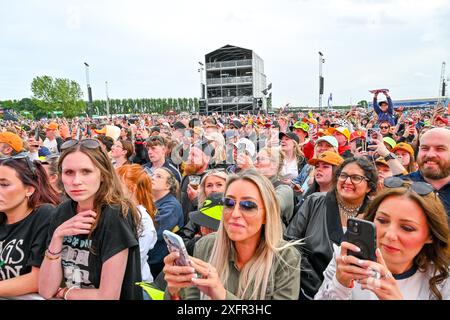 Towcester, Royaume-Uni. 04 juillet 2024. Un public enthousiaste à la soirée de lancement du jeudi soir lors du Grand Prix de Grande-Bretagne de formule 1 Qatar Airways à Silverstone, Towcester, Northamptonshire, Royaume-Uni. Crédit : LFP/Alamy Live News Banque D'Images