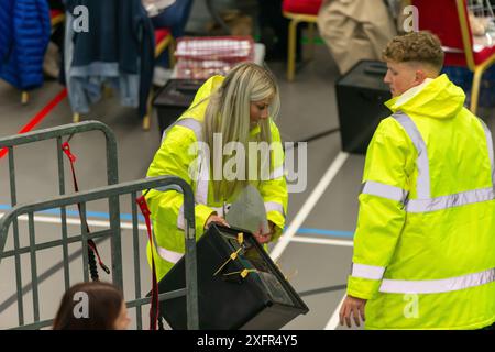 Glenrothes, Écosse. 4 juillet 2024. Élections britanniques : le dépouillement commence au Fife Council Count. La première boîte de votes est déverrouillée et le dépouillement des bulletins de vote commence. Crédit : Tim Gray/Alamy Live News Banque D'Images