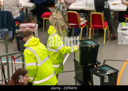 Glenrothes, Écosse. 4 juillet 2024. Élections générales britanniques : les urnes sont livrées au dépouillement à Fife. Crédit : Tim Gray/Alamy Live News Banque D'Images