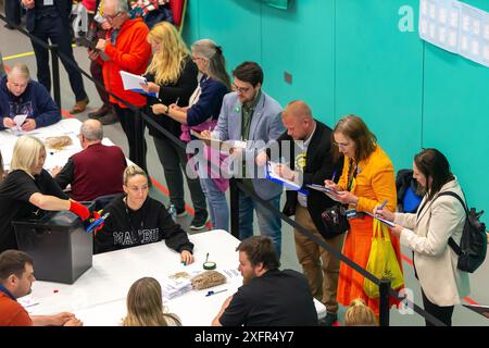 Glenrothes, Écosse. 4 juillet 2024. Élections britanniques : le candidat du SNP Stefan Hoggan-Radu observant le dénombrement pour sa circonscription du Nord-est du Fife. Crédit : Tim Gray/Alamy Live News Banque D'Images