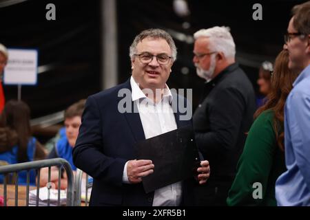 Stephen Farry, candidat de l'Alliance pour la circonscription de North Down, au Titanic Exhibition Centre de Belfast, lors du dépouillement pour les élections générales de 2024. Date de la photo : jeudi 4 juillet 2024. Banque D'Images