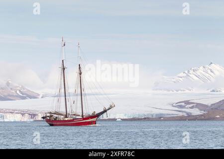 Le S/V Noorderlicht, goélette à deux mâts, construit en 1910 comme navire léger pour la marine allemande maintenant utilisé comme navire d'expédition. Spitzberg, Svalbard, Norvège, Océan Arctique Banque D'Images