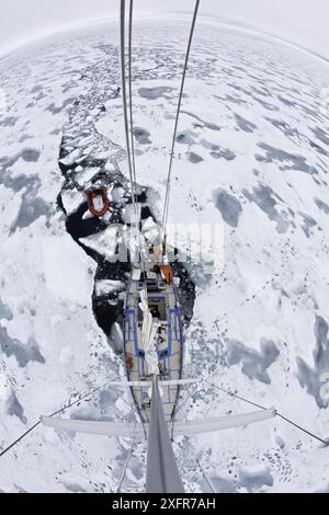 Passage fait dans le sillage d'un voilier à travers la glace. Photographié du haut du mât, Spitzberg, Svalbard, Norvège, Océan Arctique. Juillet 2014. Banque D'Images