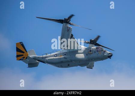 Un Tiltrotor MV-22 Osprey survole le porte-avions d'assaut amphibie USS Tripoli (LHA 7), dans l'océan Pacifique, le 28 juin 2024. Le Tripoli est un navire d'assaut amphibie de classe américaine, domicilié à San Diego. Le navire mène actuellement des opérations de routine dans la 3e flotte américaine. (Photo de l'US Navy par Austyn Riley, spécialiste des communications de masse, 2e classe) Banque D'Images