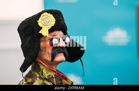 Brighton UK 4 juillet 2024 - le citoyen Skwith du Parti officiel Monster Raving Loony debout dans la circonscription du pavillon de Brighton arrive au Centre sportif de Portslade pour le compte des circonscriptions de Brighton & Hove : crédit Simon Dack / Alamy Live News Banque D'Images