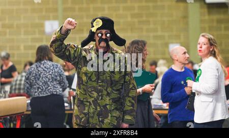 Brighton UK 4 juillet 2024 - le citoyen Skwith du Parti officiel Monster Raving Loony debout dans la circonscription du pavillon de Brighton arrive au Centre sportif de Portslade pour le compte des circonscriptions de Brighton & Hove : crédit Simon Dack / Alamy Live News Banque D'Images