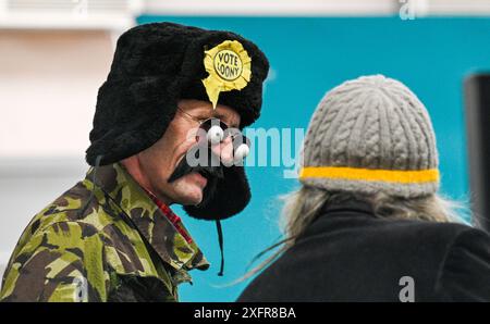 Brighton UK 4 juillet 2024 - le citoyen Skwith du Parti officiel Monster Raving Loony debout dans la circonscription du pavillon de Brighton arrive au Centre sportif de Portslade pour le compte des circonscriptions de Brighton & Hove : crédit Simon Dack / Alamy Live News Banque D'Images