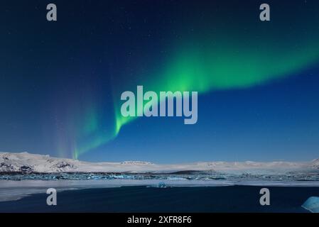 Aurores boréales (aurores boréales) au-dessus de la lagune glaciaire de Jokulsarlon, sud de l'Islande, février 2015 Banque D'Images