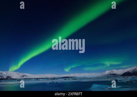 Aurores boréales (aurores boréales) au-dessus de la lagune glaciaire de Jokulsarlon, sud de l'Islande, février 2015 Banque D'Images