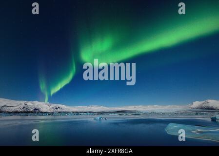 Aurores boréales (aurores boréales) au-dessus de la lagune glaciaire de Jokulsarlon, sud de l'Islande, février 2015 Banque D'Images