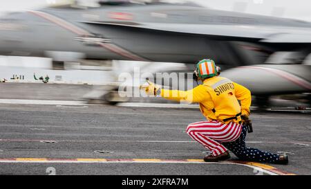 Le Lt. David Bailey, de Millersville, Maryland, affecté à la division V-5 du département de l’air, tire un EA-18G Growler du pont d’envol du porte-avions de classe Nimitz USS George Washington (CVN 73) alors qu’il était en route dans l’océan Pacifique, le 3 juillet 2024. George Washington est déployé dans le cadre de Southern Seas 2024, qui vise à améliorer la capacité, à améliorer l'interopérabilité et à renforcer les partenariats maritimes avec les pays de la zone de responsabilité du commandement sud des États-Unis par le biais d'échanges et de coopération conjoints, multinationaux et interagences. (Photo de l'US Navy par Mass communication Speci Banque D'Images