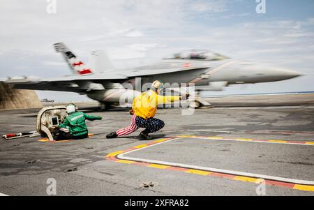 Le Lt. David Bailey, de Millersville, Maryland, affecté à la division V-5 du département de l’air, tire un EA-18G Growler du pont d’envol du porte-avions de classe Nimitz USS George Washington (CVN 73) alors qu’il était en route dans l’océan Pacifique, le 3 juillet 2024. George Washington est déployé dans le cadre de Southern Seas 2024, qui vise à améliorer la capacité, à améliorer l'interopérabilité et à renforcer les partenariats maritimes avec les pays de la zone de responsabilité du commandement sud des États-Unis par le biais d'échanges et de coopération conjoints, multinationaux et interagences. (Photo de l'US Navy par Mass communication Speci Banque D'Images