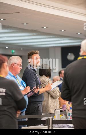 Élections britanniques, Mansfield, Nottinghamshire, Angleterre, Royaume-Uni. 4 juillet 2024. Ben Bradley le candidat du Parti conservateur pour le siège de Mansfield lors du dépouillement des élections. Ce siège parlementaire du mur rouge était devenu un terrain de bataille clé entre les deux principaux partis lors de cette élection. Crédit : Alan Beastall/Alamy Live News Banque D'Images