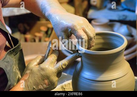 L'Europe, la Roumanie. Baia Mare. La poterie, Potter's shop. Jeter l'argile pour faire des pots. Banque D'Images