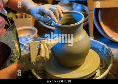 L'Europe, la Roumanie. Baia Mare. La poterie, Potter's shop. Jeter l'argile pour faire des pots. Banque D'Images