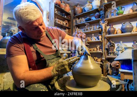 Europe, Roumanie. Baia Sprie. Poterie, boutique de potiers. Jeter de l'argile pour faire des pots. 2016-10-19 Banque D'Images