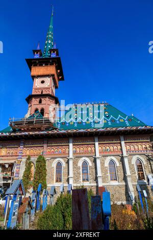 L'Europe, la Roumanie. Sapanta, Merry (parfois appelé Joy) Cimetière. Bois peint de couleurs vives, clocher de l'église. Banque D'Images