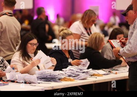 Blyth, Royaume-Uni - dépouillement et déclaration des résultats des élections générales britanniques pour les circonscriptions de Northumberland crédit : Jill ODonnell/Alamy Live News Banque D'Images