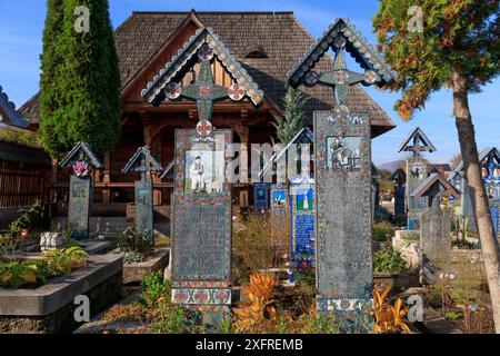 Europe, Roumanie. Sapanta, Merry (parfois appelé Joy) cimetière. La mort est vue plus positivement par un sculpteur sur bois local, Stan Ioan Patras, qui sculpte Banque D'Images