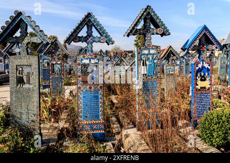 Europe, Roumanie. Sapanta, Merry (parfois appelé Joy) cimetière. La mort est vue plus positivement par un sculpteur sur bois local, Stan Ioan Patras, qui sculpte Banque D'Images