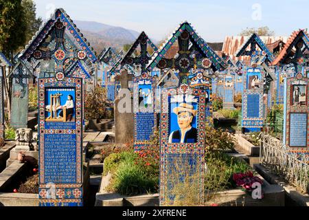 Europe, Roumanie. Sapanta, Merry (parfois appelé Joy) cimetière. La mort est vue plus positivement par un sculpteur sur bois local, Stan Ioan Patras, qui sculpte Banque D'Images