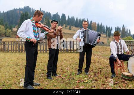 Europe, Roumanie. Moldovita. Musiciens et danseurs du village et les patrons du café local. 2016-10-22 Banque D'Images