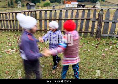 Europe, Roumanie. Moldovita. Musiciens et danseurs du village et les patrons du café local. Enfants. 2016-10-22 Banque D'Images