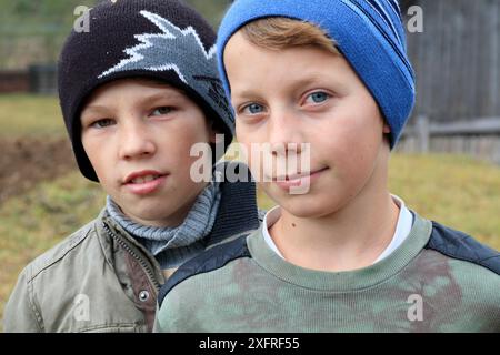 Europe, Roumanie. Moldovita. Musiciens et danseurs du village et les patrons du café local. Enfants. 2016-10-22 Banque D'Images