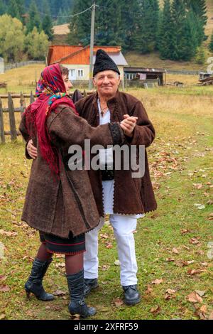 Europe, Roumanie. Moldovita. Musiciens et danseurs du village et les patrons du café local. Danseurs. 2016-10-22 Banque D'Images