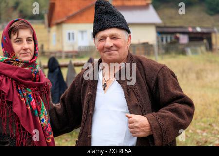 Europe, Roumanie. Moldovita. Musiciens et danseurs du village et les patrons du café local. Danseurs. 2016-10-22 Banque D'Images