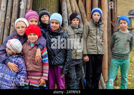 Europe, Roumanie. Moldovita. Musiciens et danseurs du village et les patrons du café local. Enfants. 2016-10-22 Banque D'Images